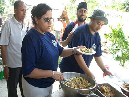 Volunteers serving Langar